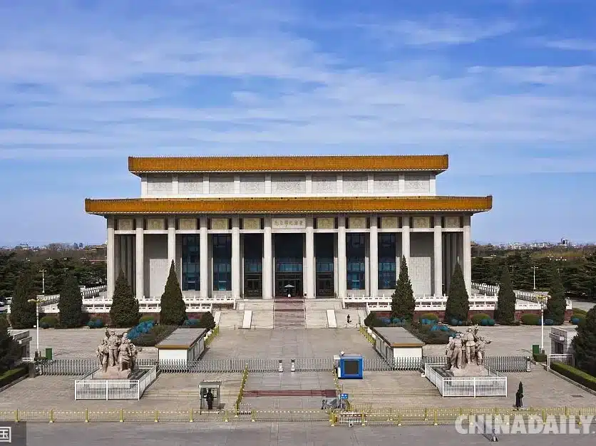 Мавзолей Мао Цзэдуна — памятник лидеру Китая на площади Тяньаньмэнь