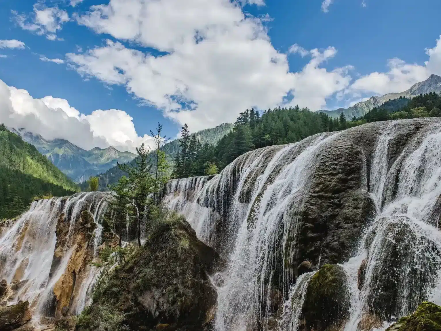 Куда поехать летом в Китае: 7 прохладных и живописных направлений