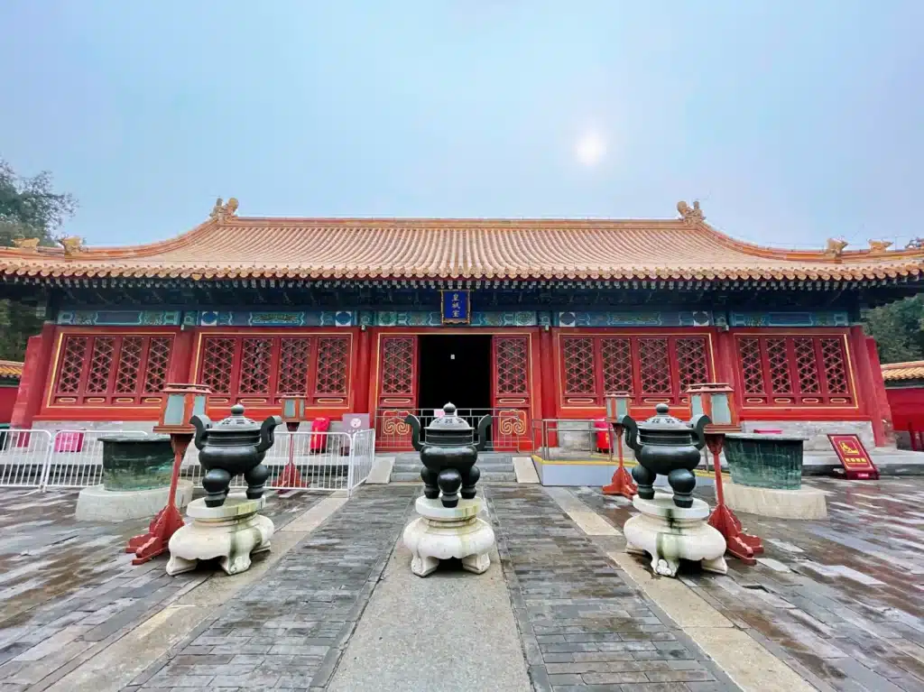 Императорский молитвенный зал ( Хуанчжиши)