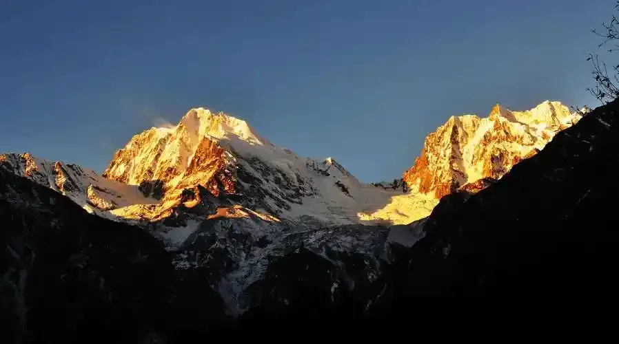 золотая снежная гора в Ущелье Хайлуо