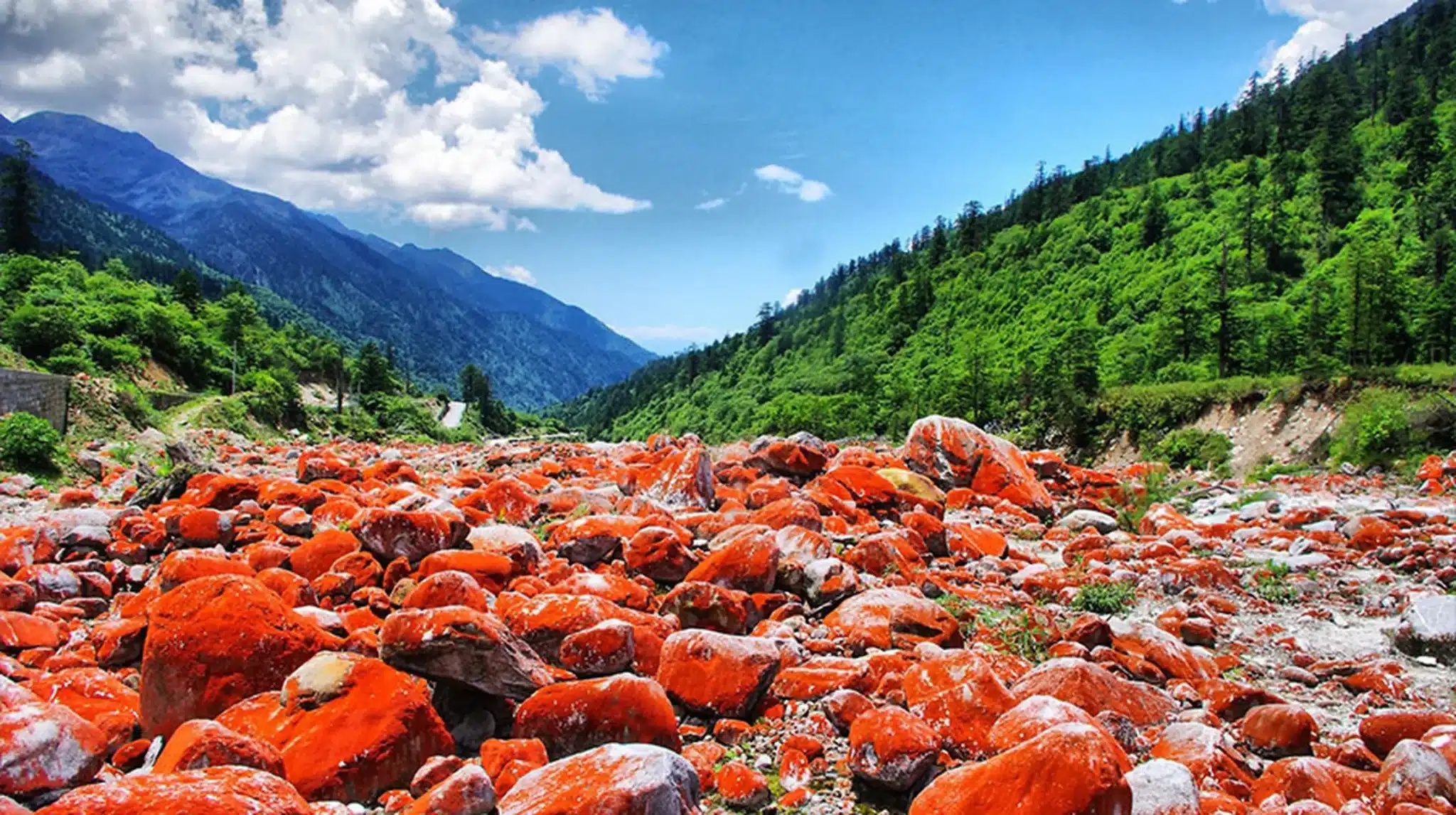 Красная скала в Ущелье Хайлуо