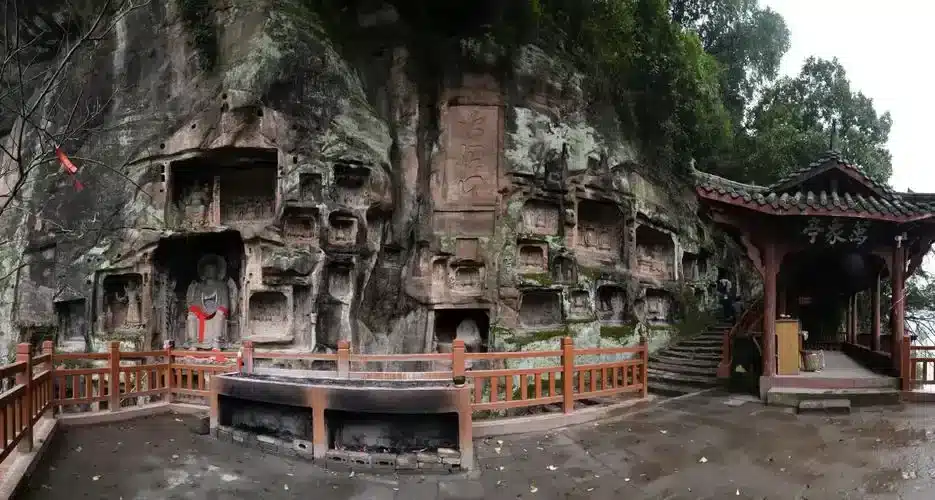 Скала Тысячи Будд в провинции Сычуань