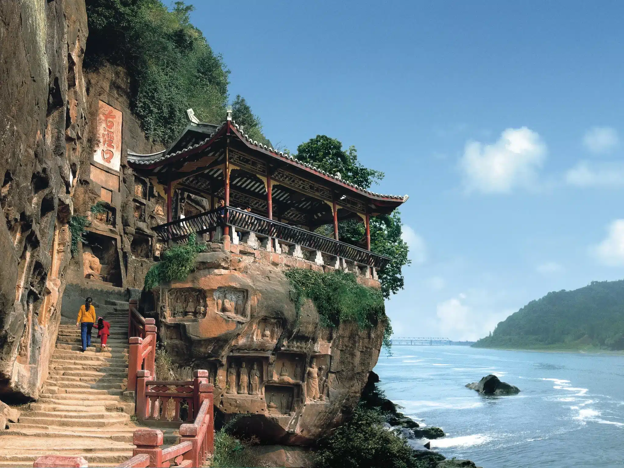 Скала Тысячи Будд в Чэнду — древние статуи и буддийское искусство