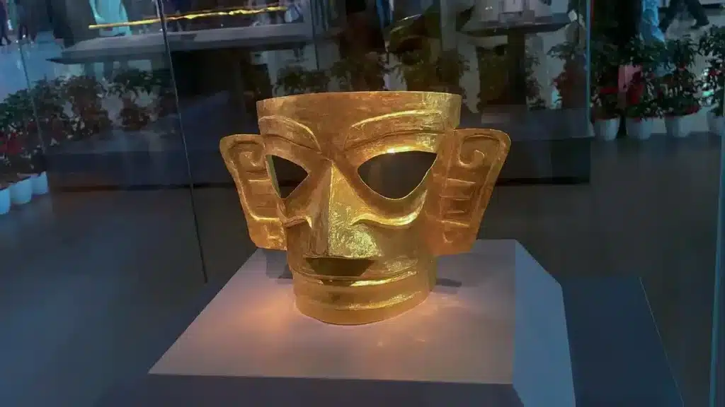 бронзовая фигура с золотой маской