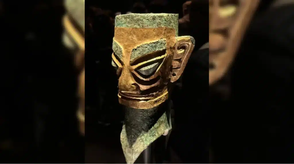 бронзовая фигура с человеческой головой