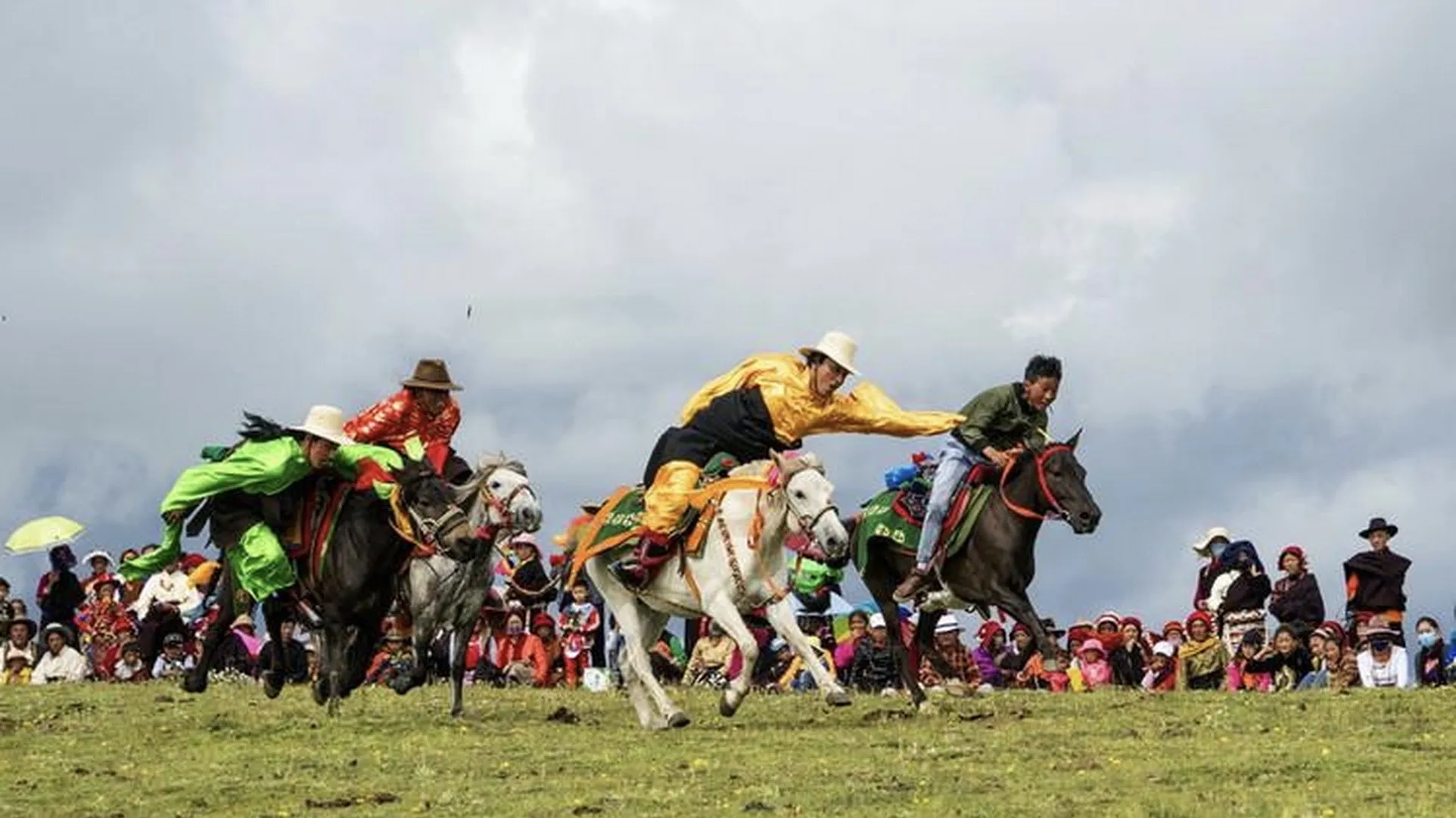 традиционные скачки на лошадях