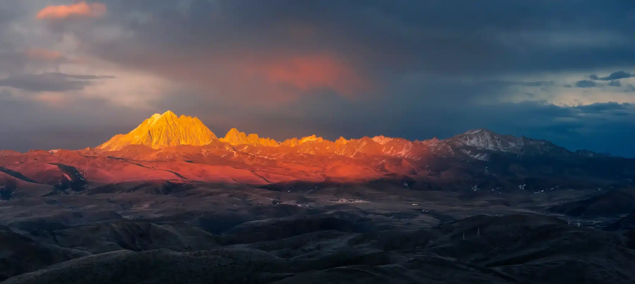 прекрасная снежная гора Яла