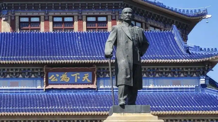 статуя Сунь Ятсена