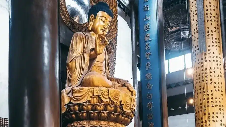 статуя Будды Шакьямуни