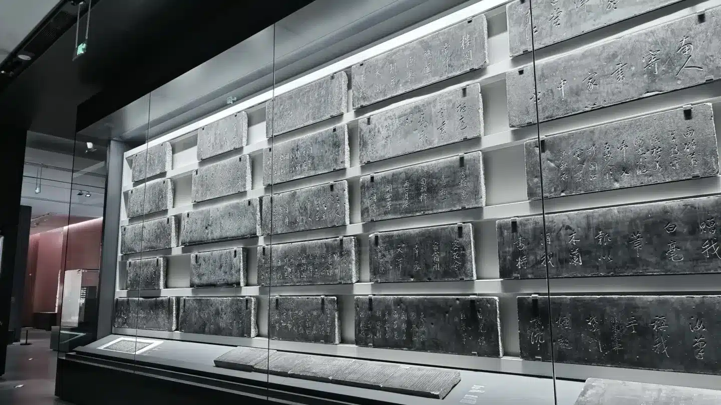 Каменные стелы