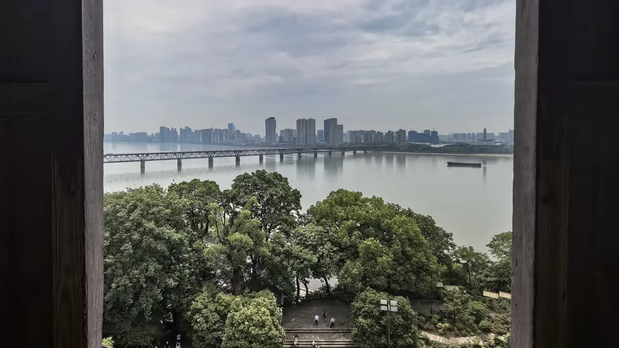 река Цяньтанцзян в Пагоде Шести Гармоний