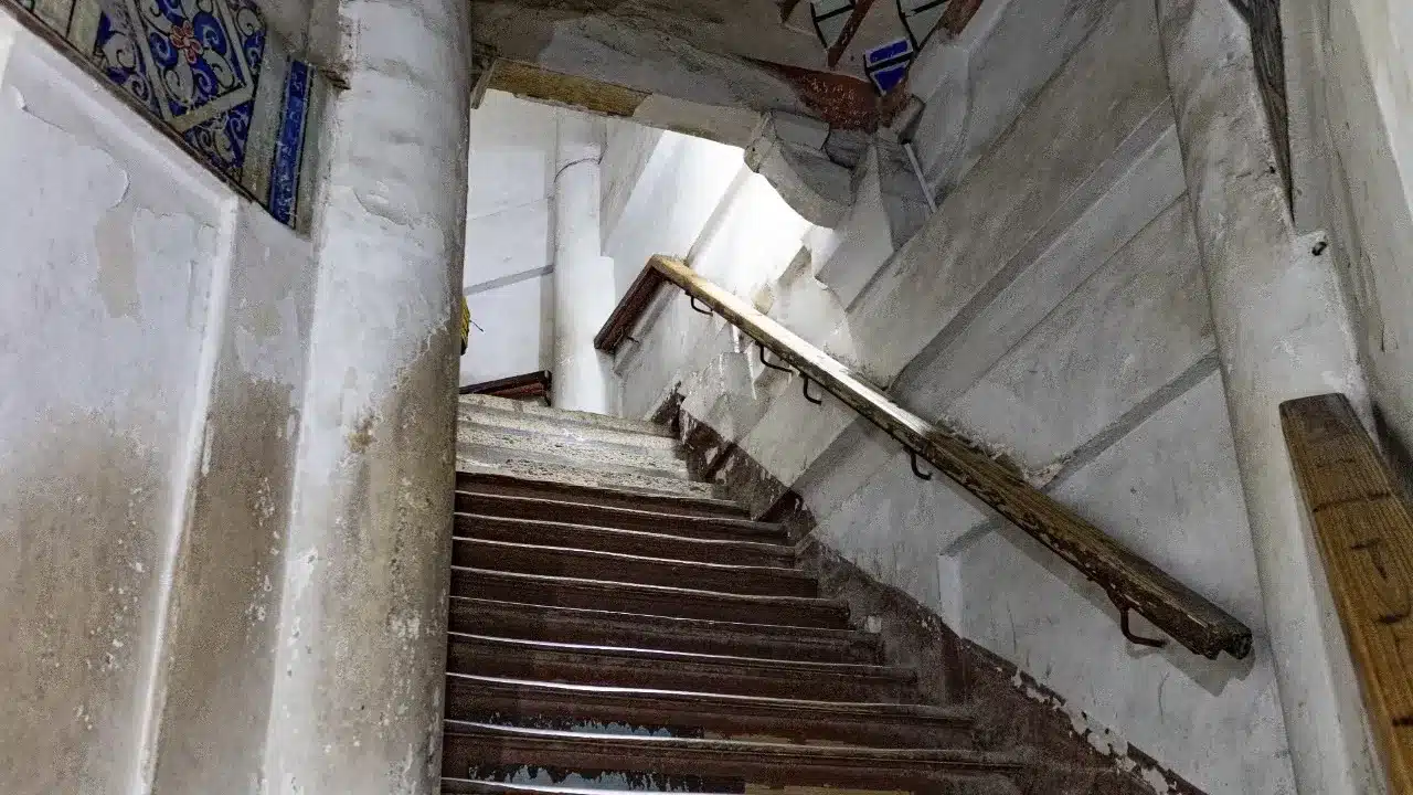 ступени в Пагоде Шести Гармоний