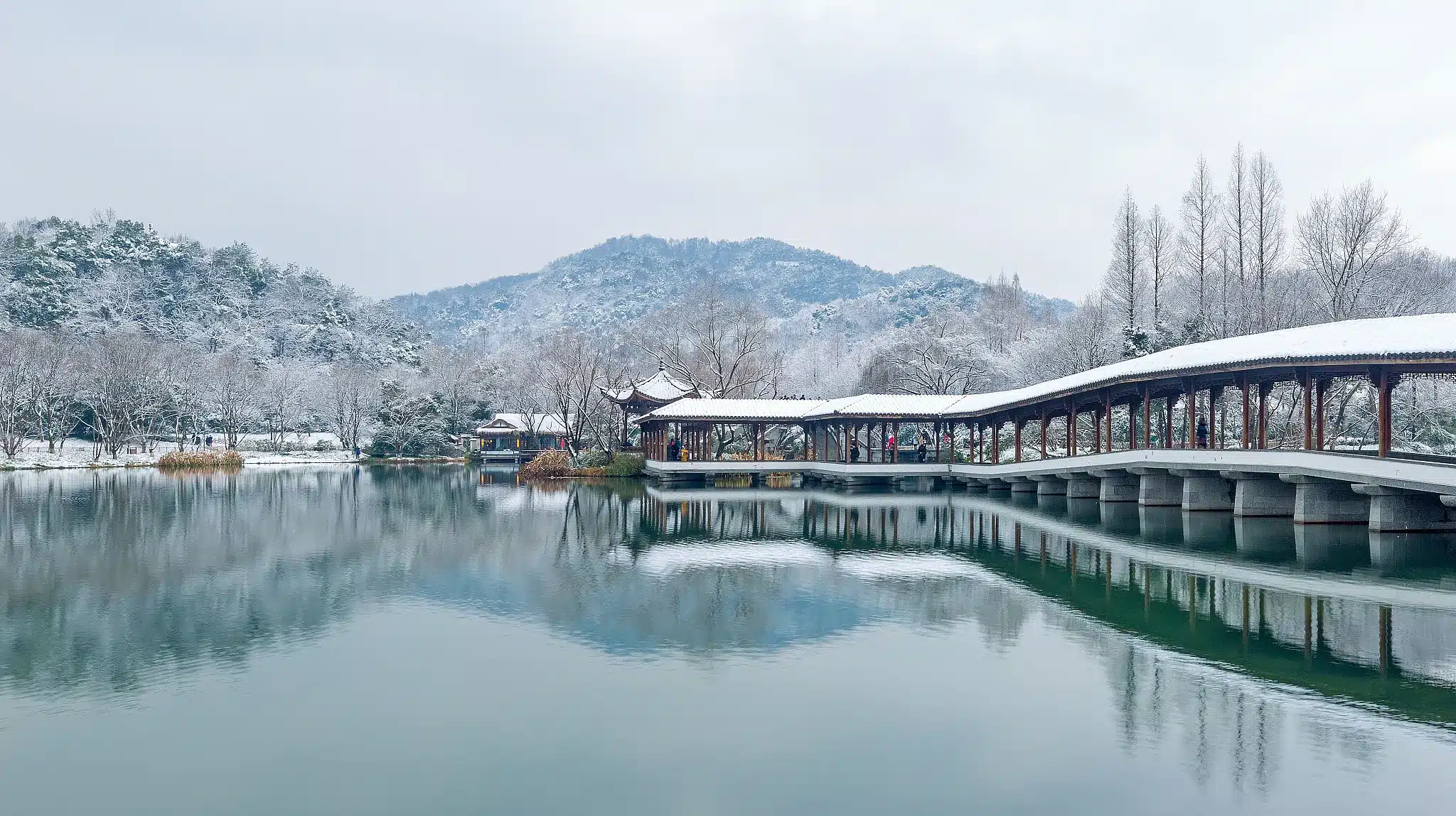 Таяние снега на сломанном мосту