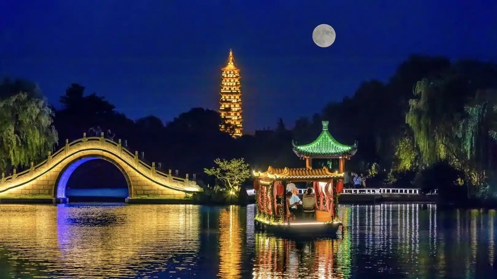 Луна над тихим осенним озером