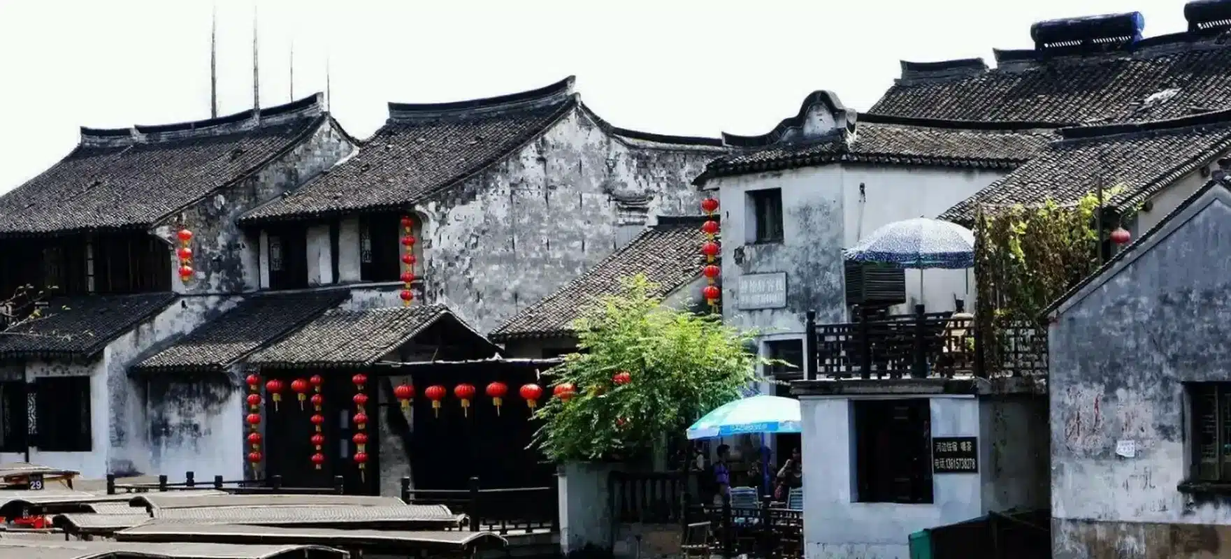 Старый дом в водном городке Ситан