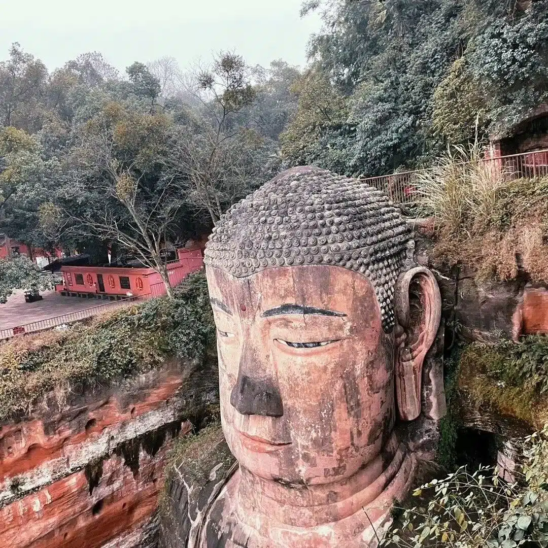 Гигантский Будда Лэшань в провинции Сычуань