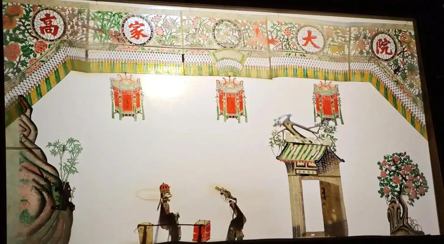 игра теней в Семейном комплексе Гао