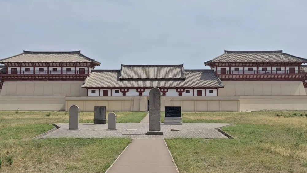 Охраняемый выставочный зал у Южных ворот мавзолея