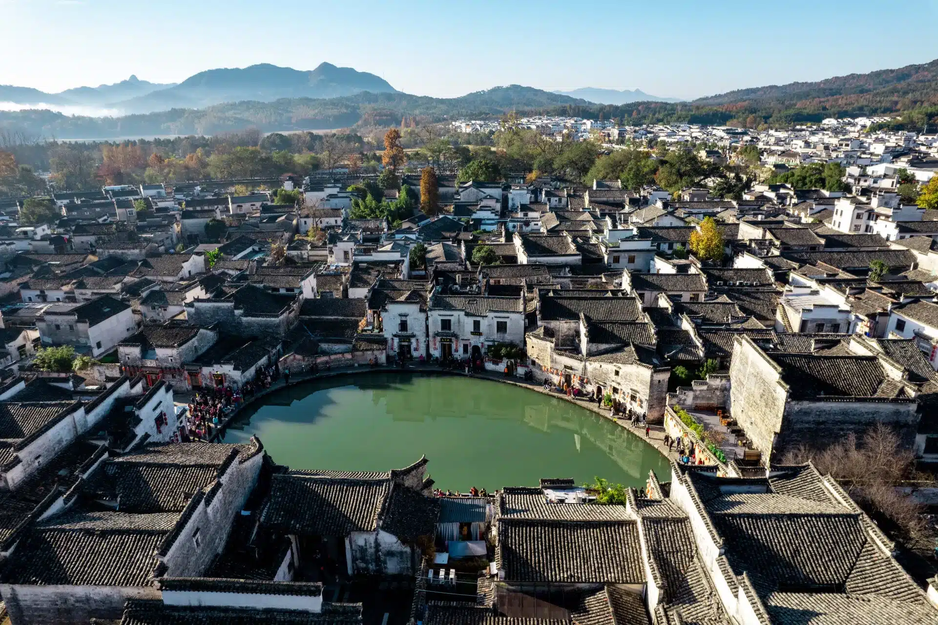 Лунный пруд в форме полумесяца