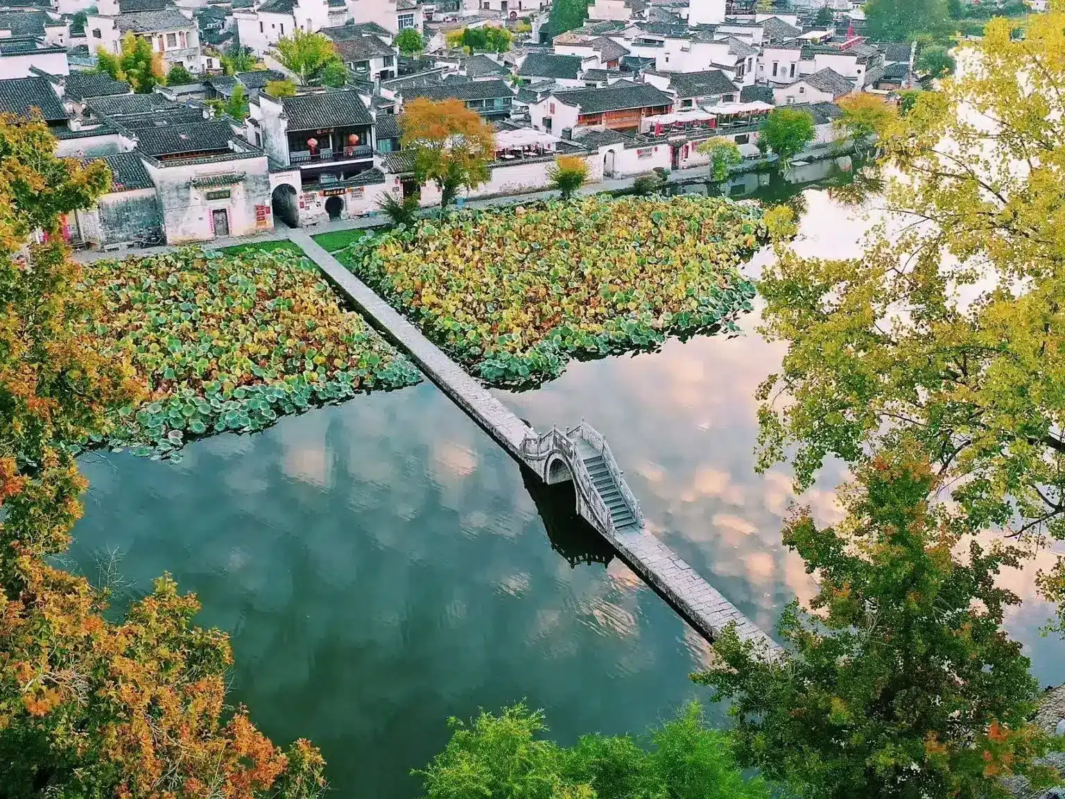 Деревня Хунцунь — 800-летняя деревня у подножия горы Хуаншань