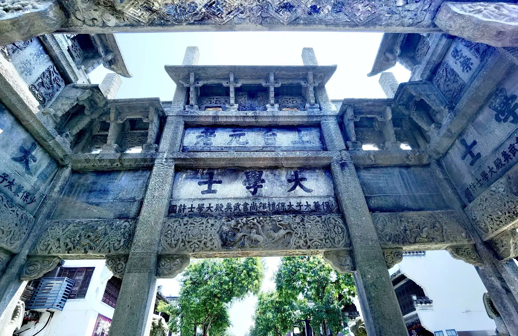 Каменная арка Сюйго в Древнем городе Хуэйчжоу