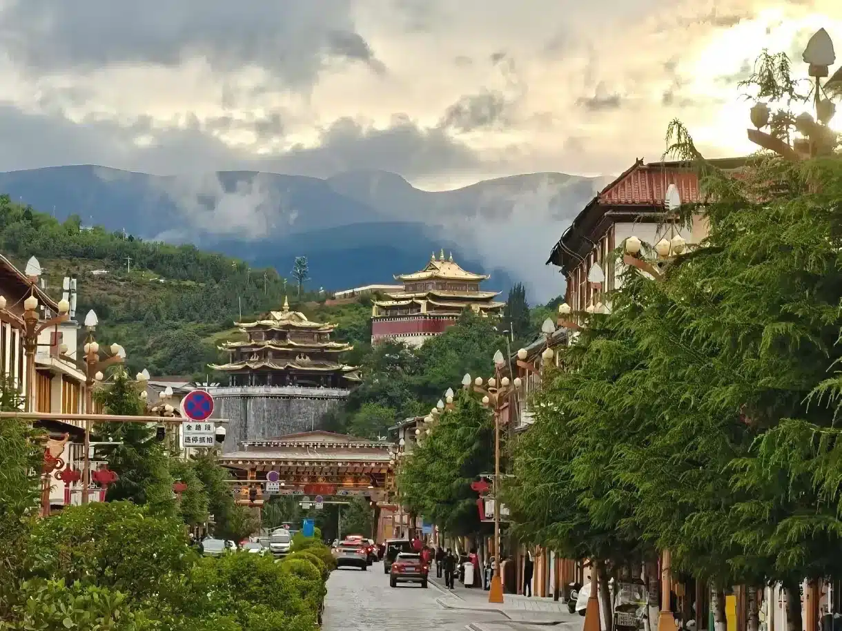 древний город Дукэцзун в Шангри-Лу