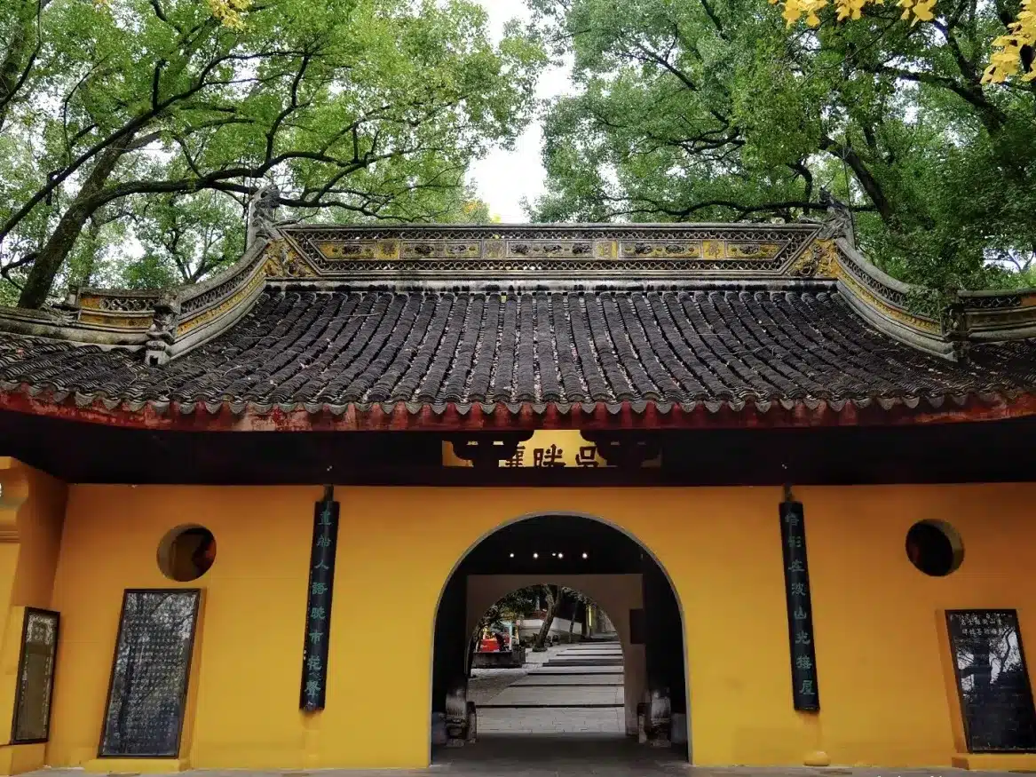 Зал сломанной балки на Холме Тигра