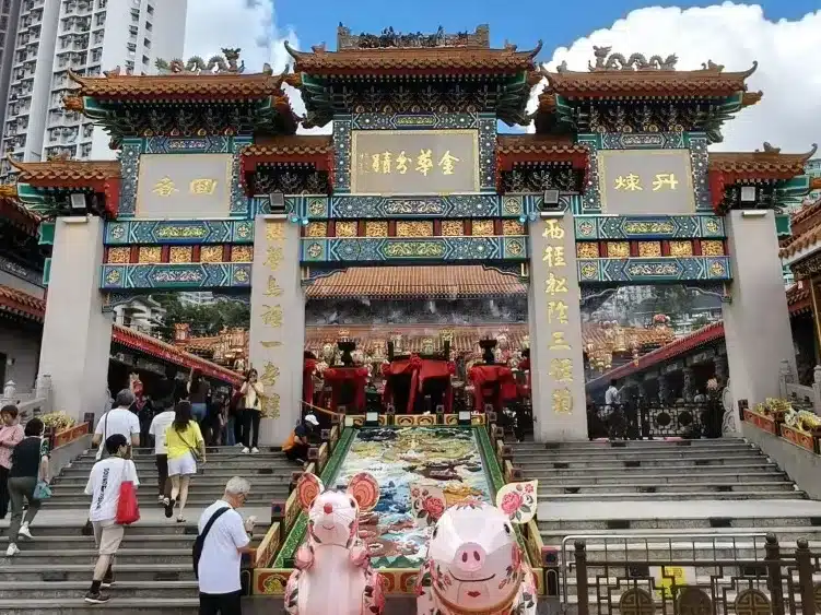 Главный алтарь в Храме Вонг Тай Син