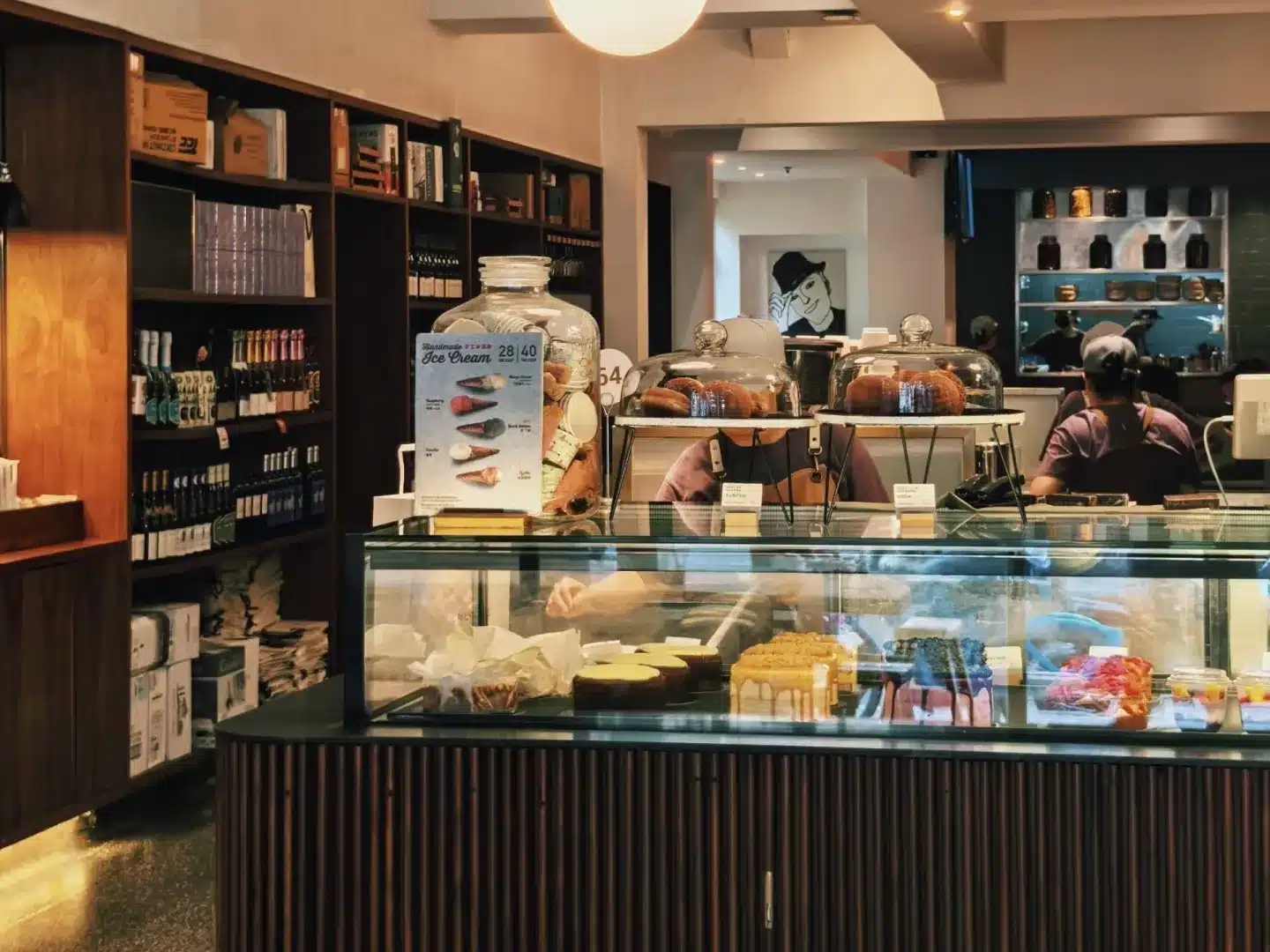 изысканные небольшие магазинчики и антикварные лавки