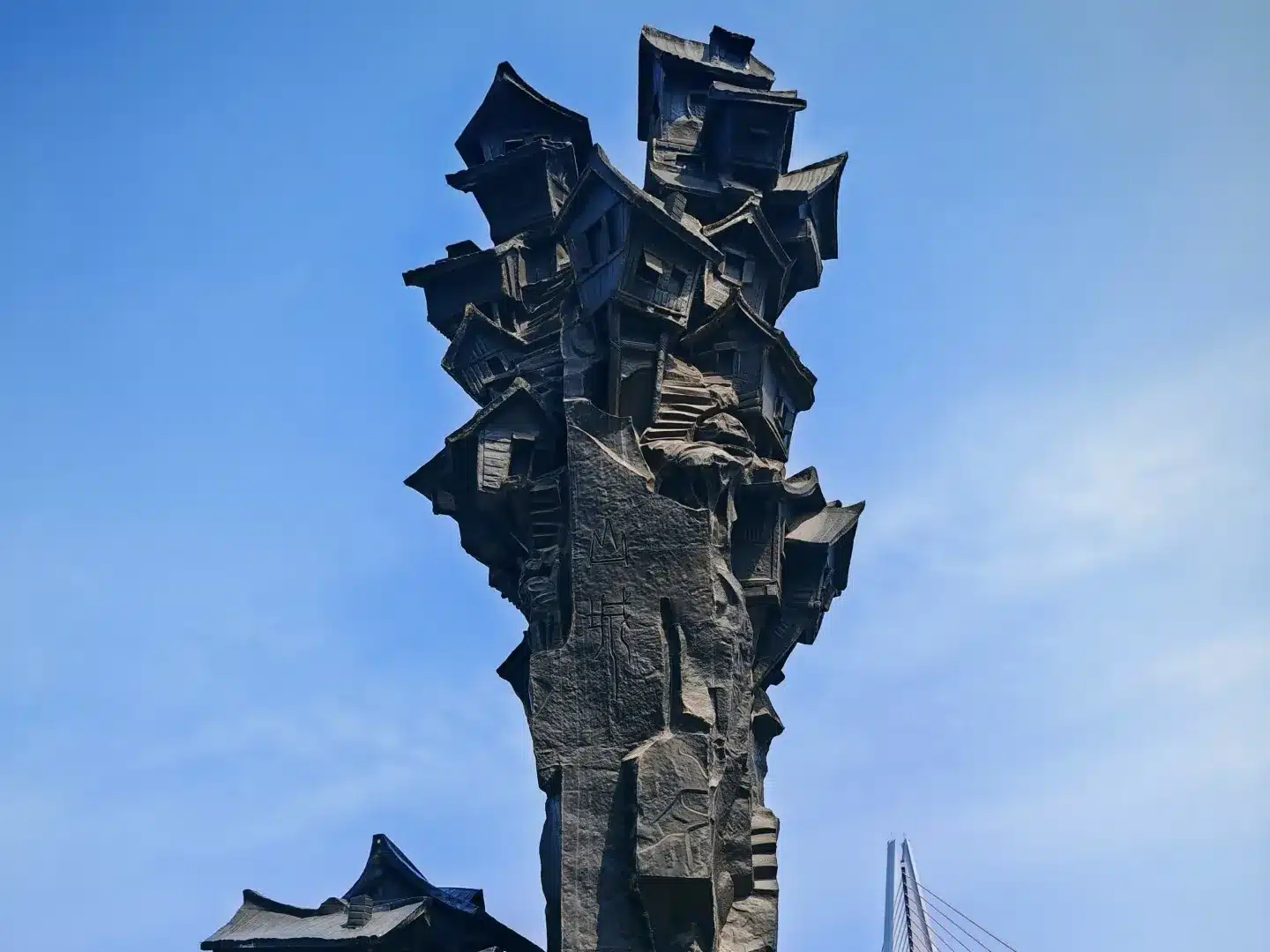 скульптура «Воспоминания о горном городе»