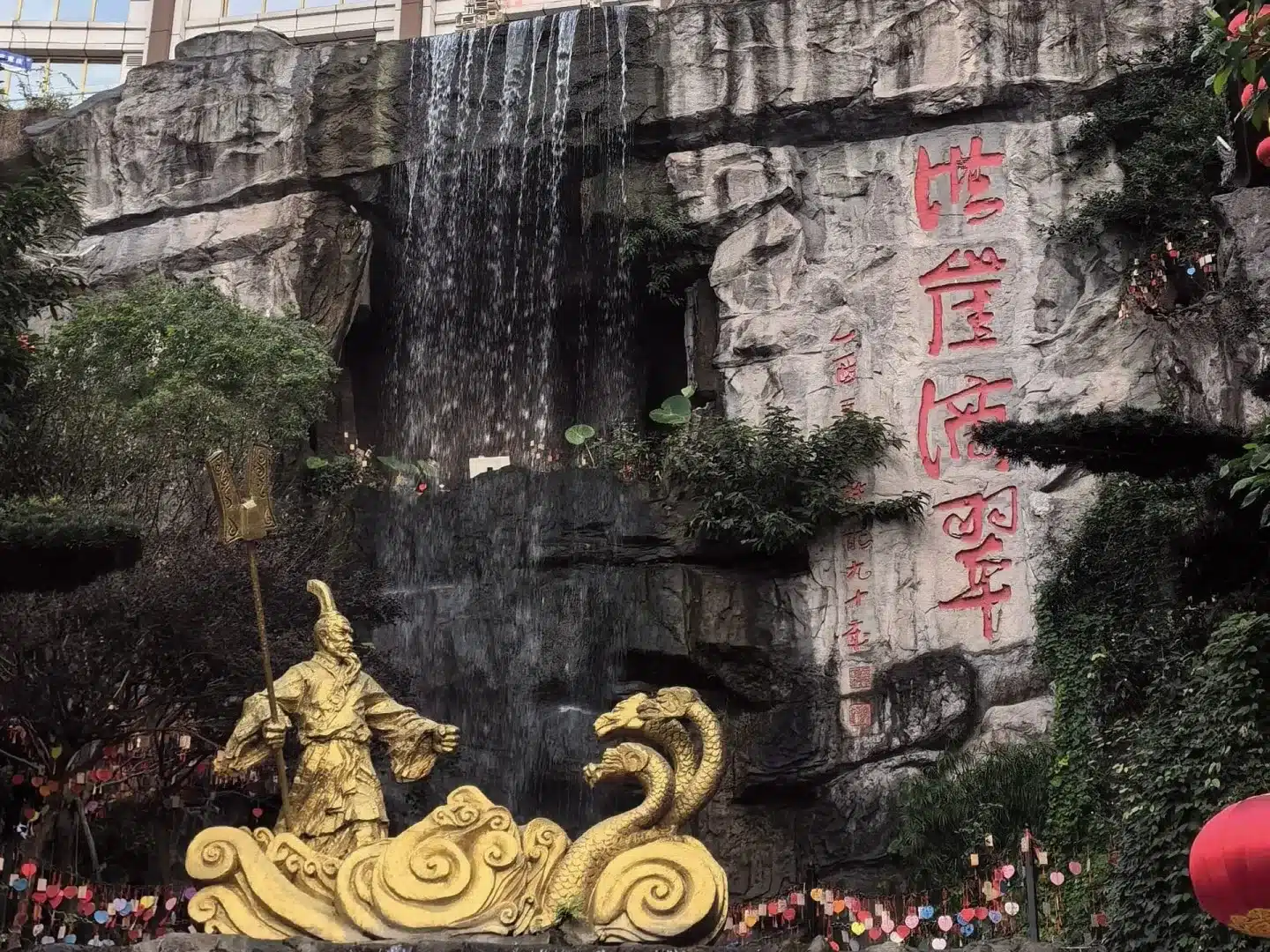 Капельки Изумруда на Красной Скале