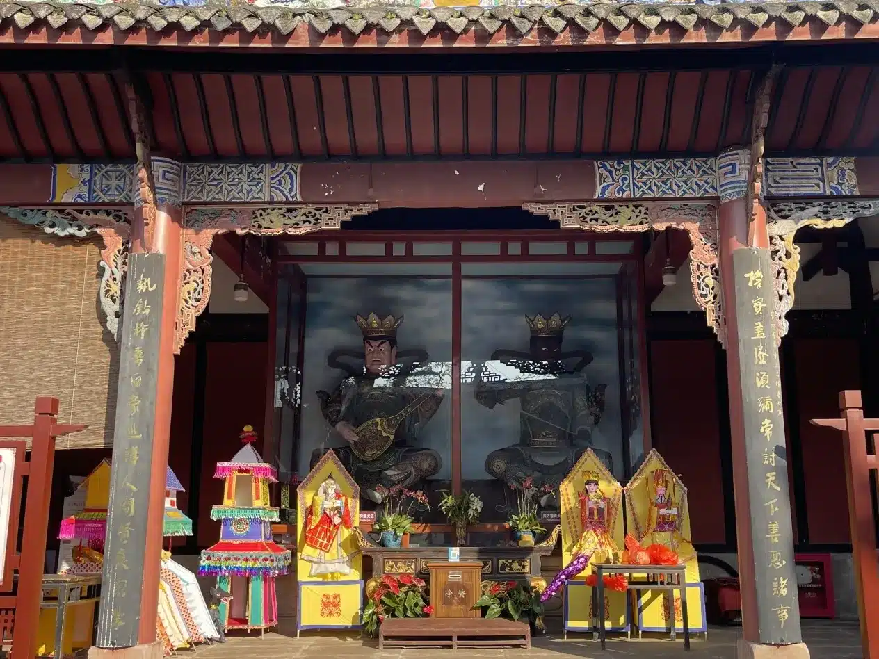 Храм Шэншоу в живописной местности «Наскальные рельефы Дацзу»