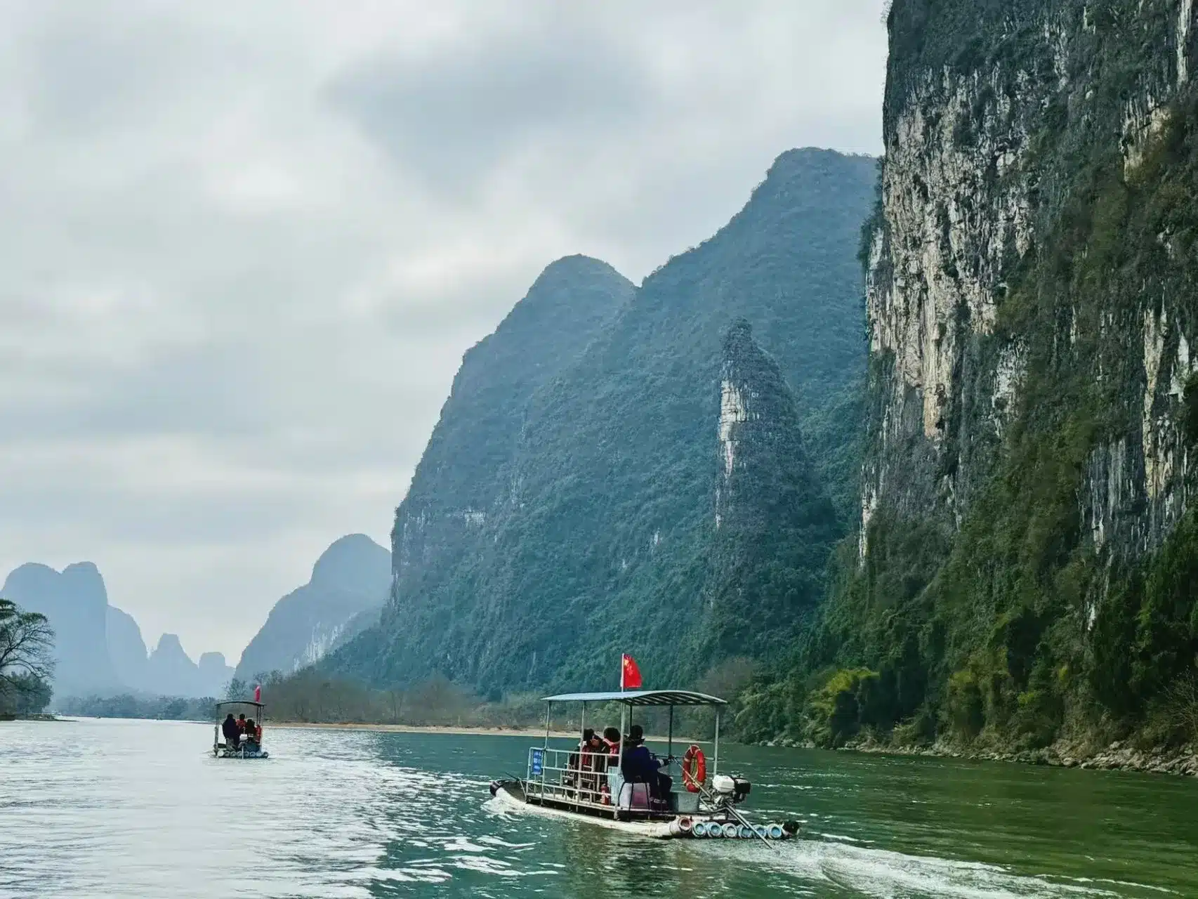 сплав на бамбуковом плоту в Гуйлинь
