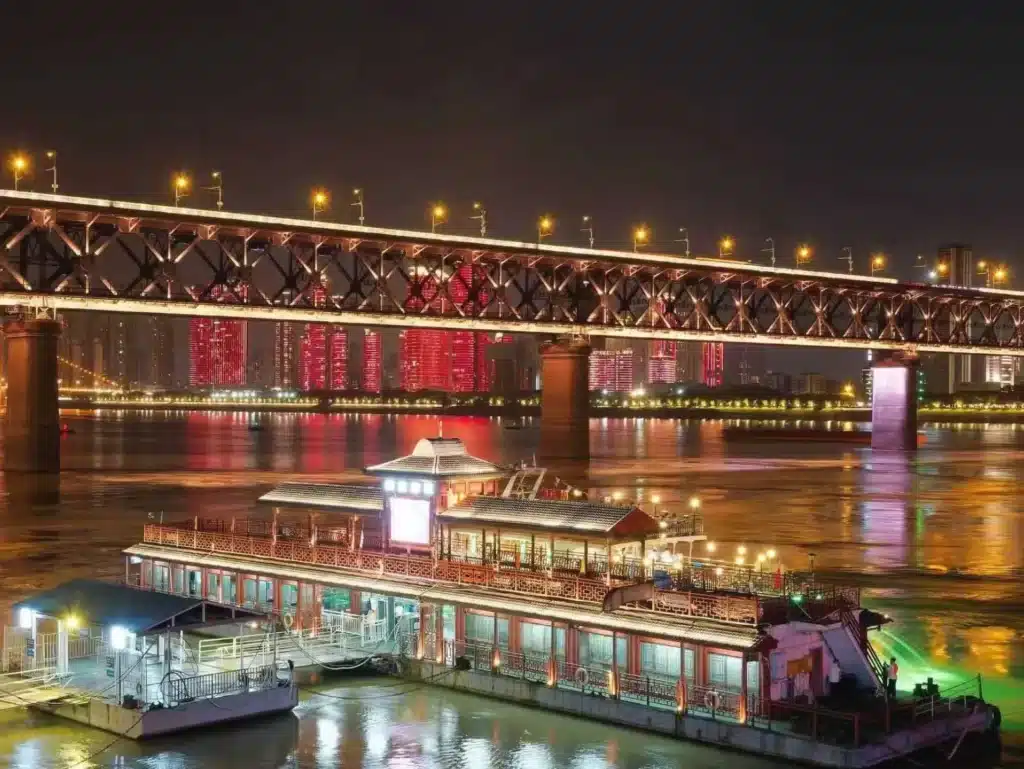 Тур Ухань - Ичан - гора Лу - Шанхай: Ночной круиз по Янцзы
