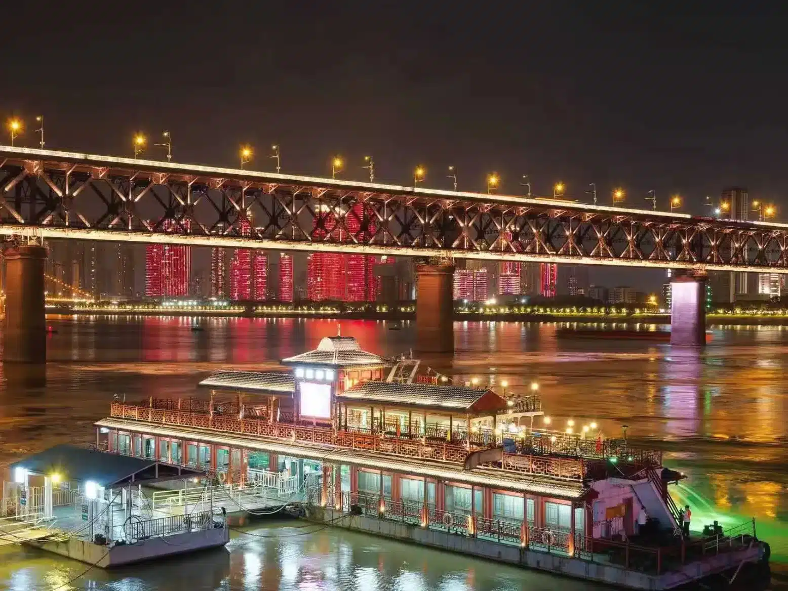 Тур в Ухань: Ночная речная прогулка по Янцзы