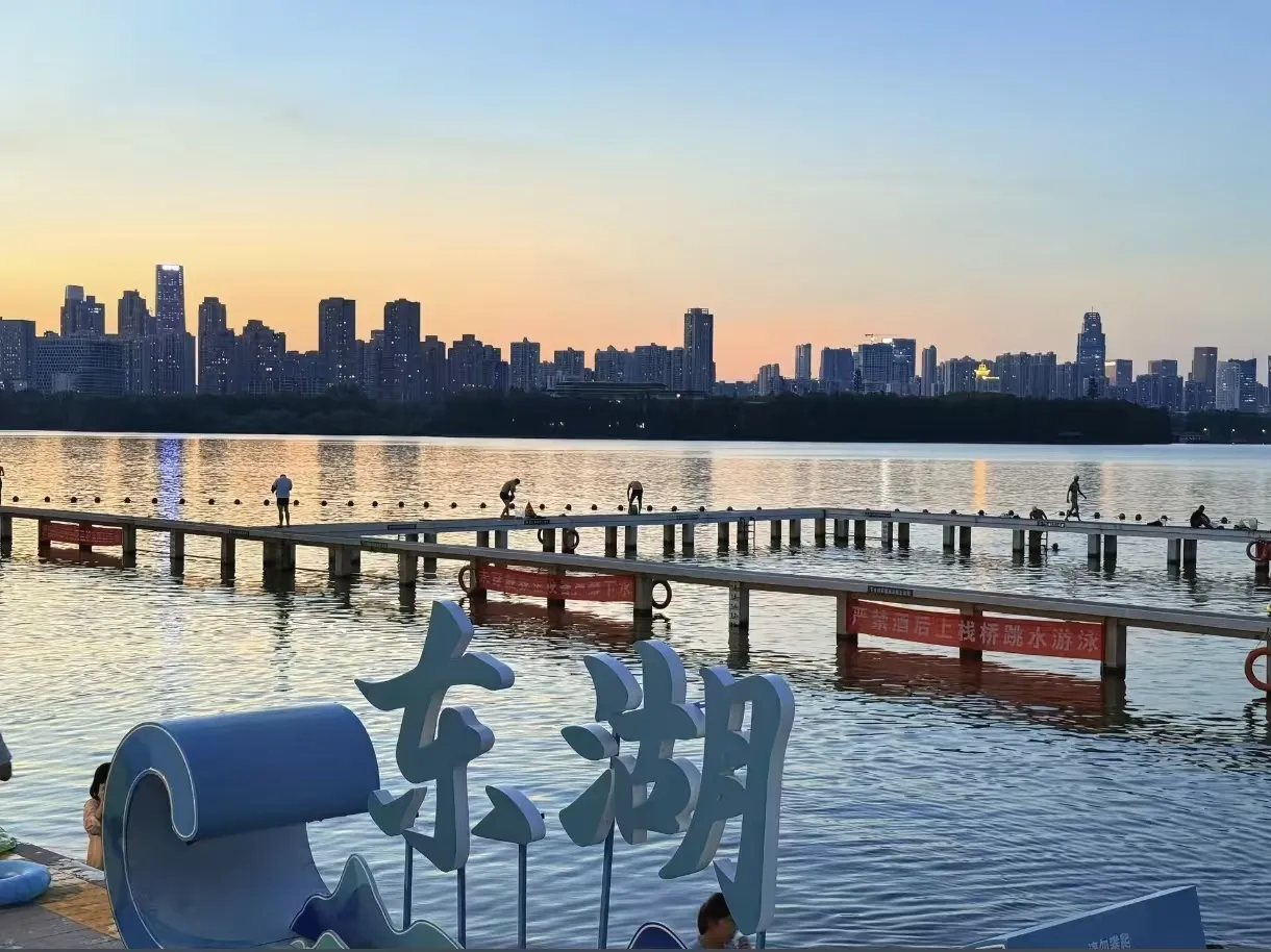 озеро Дунху Уханя