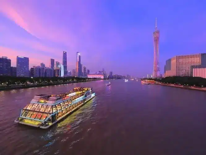 Что делать в Гуанчжоу вечером: Ночной круиз по реке Чжуцзян