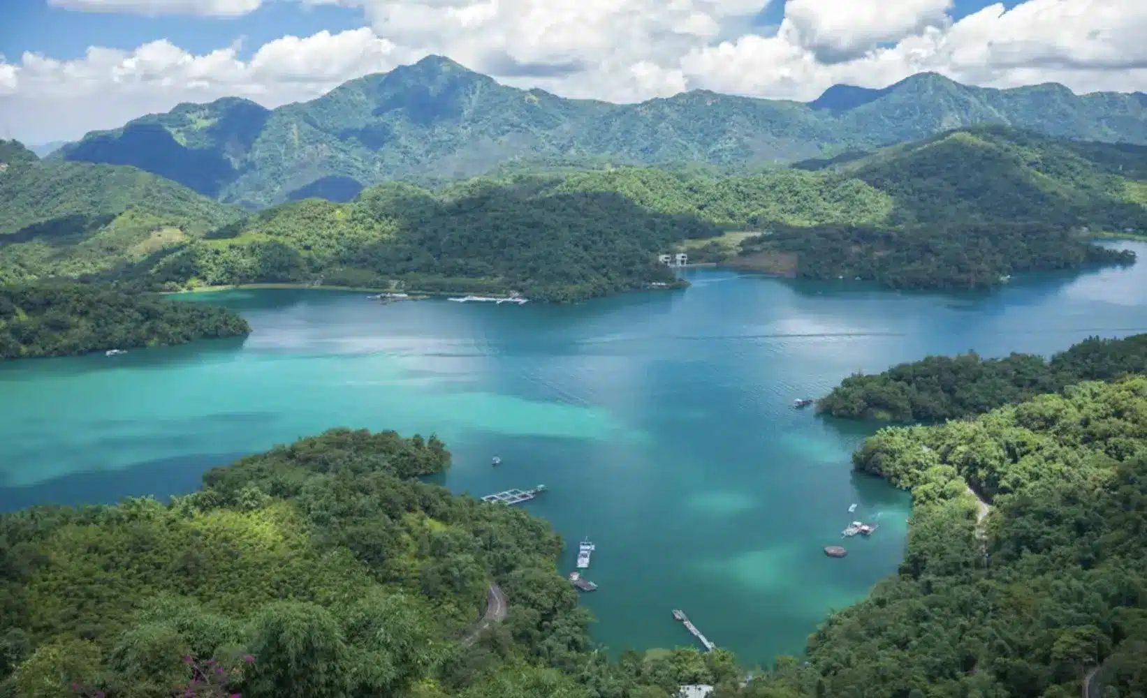 Залив Солнца и Луны в Ваньнине