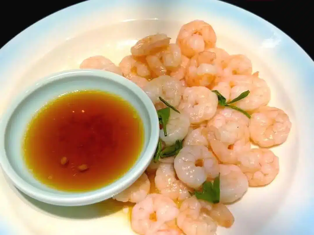 Кухня Ханчжоу: Жареные креветки с чаем Лунцзин
