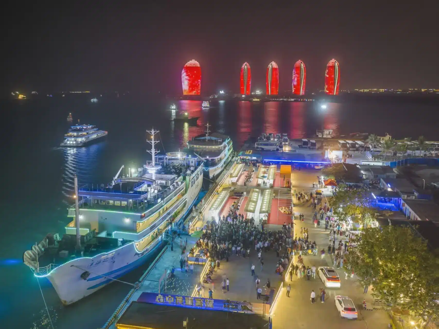 Ночной круиз по заливу Санья