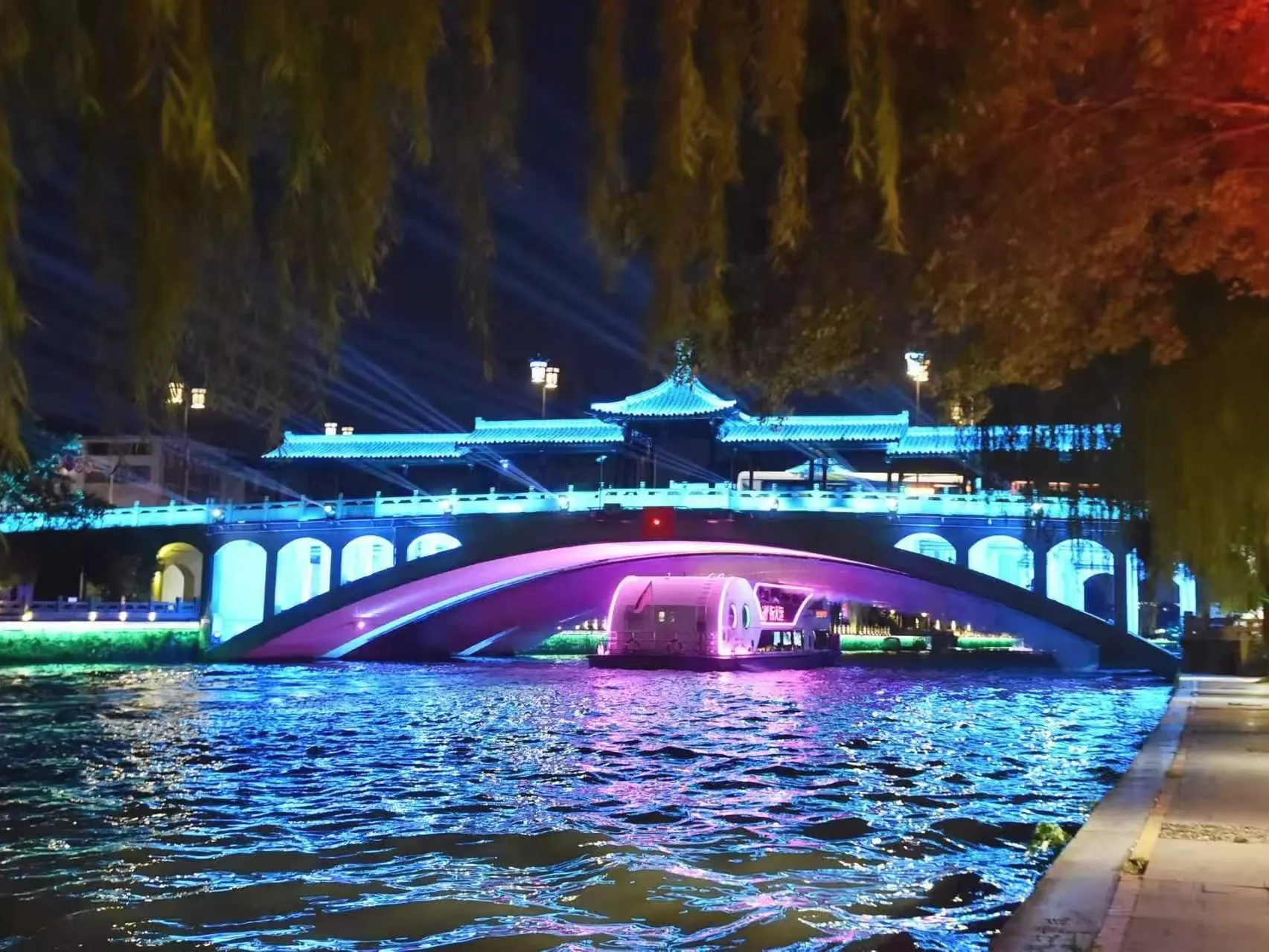 Путеводитель по Сучжоу: Ночная прогулка по древнему каналу