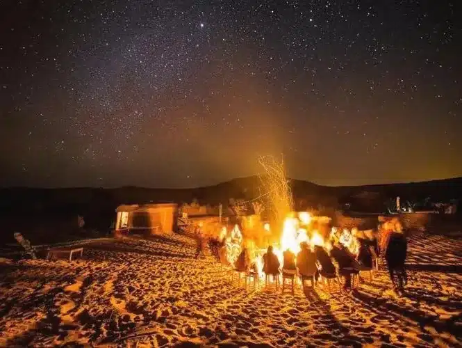 Пустынный кемпинг и вечер у костра