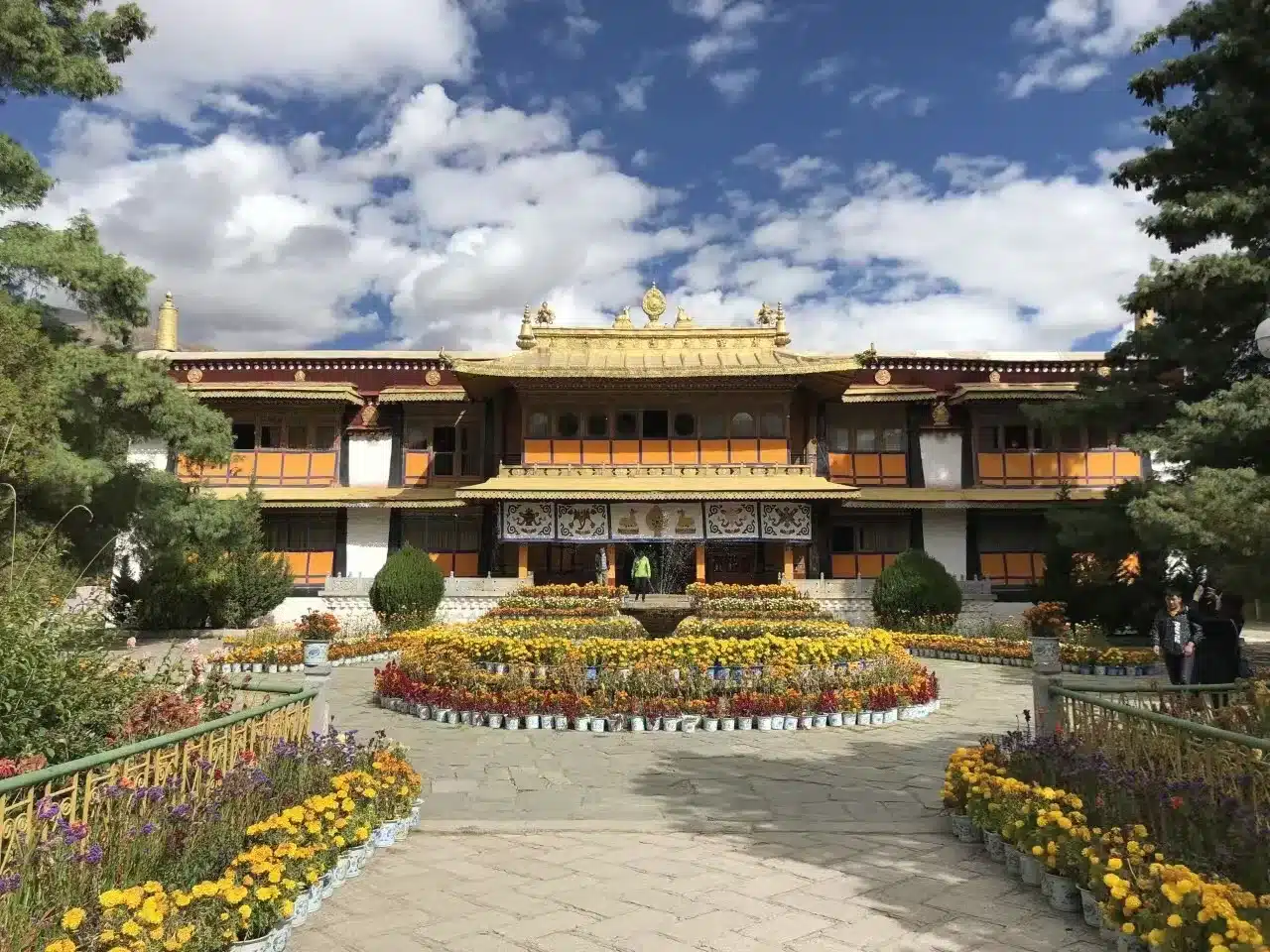 Парк Норбулинка в Тибете