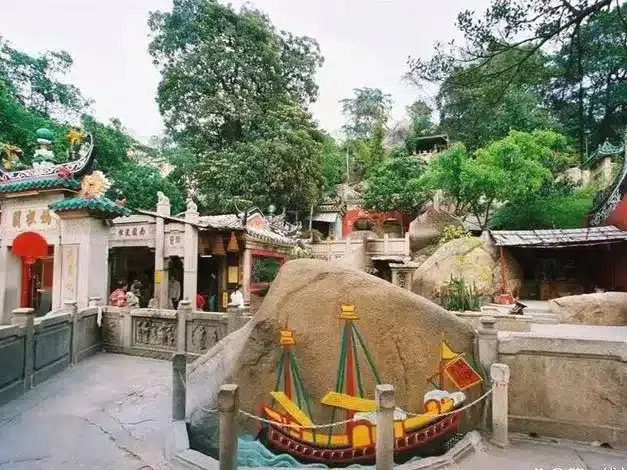 Камень с западным кораблем Храма А-Ма