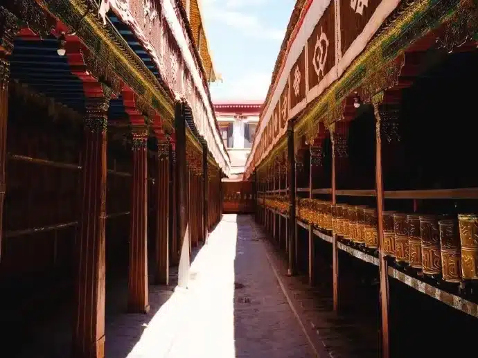 Обходная галерея с молитвенными барабанами храма Джоканг