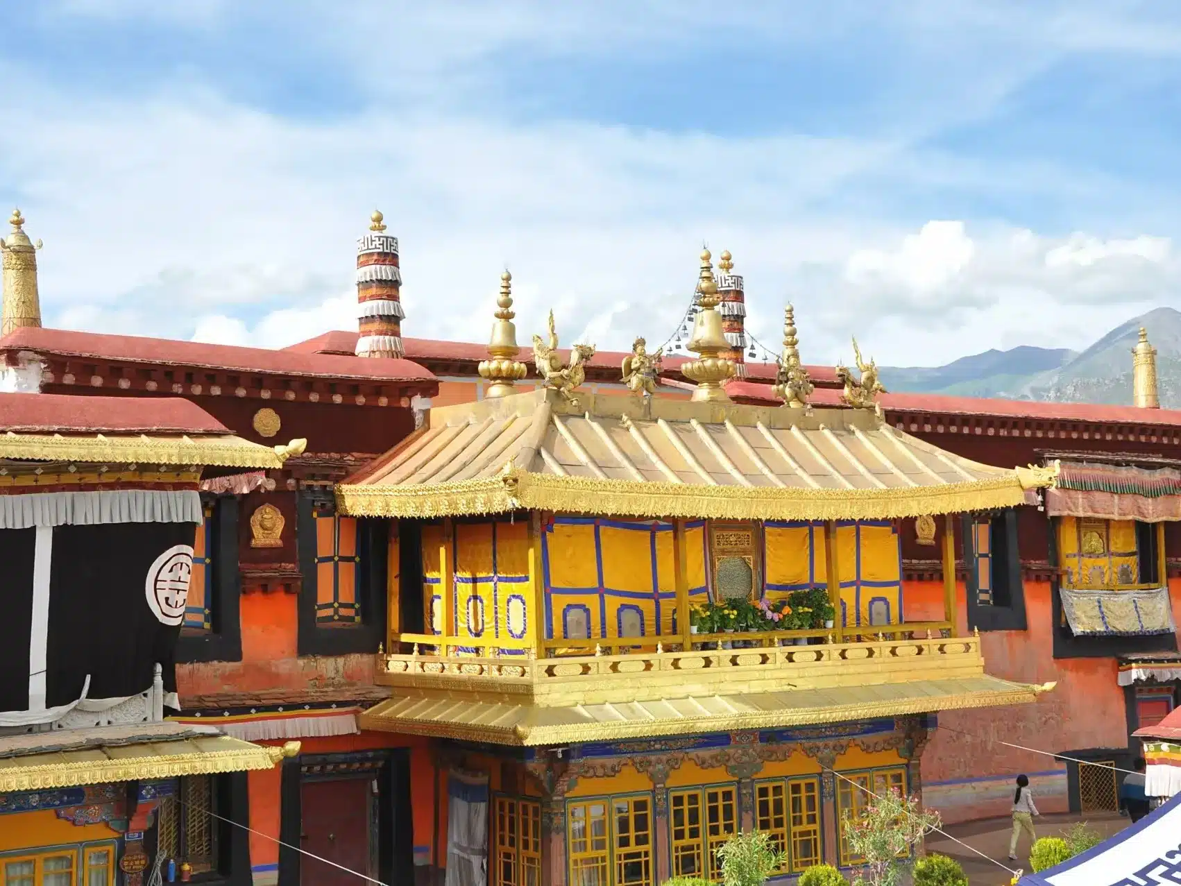 золотая крыша храма Джоканг