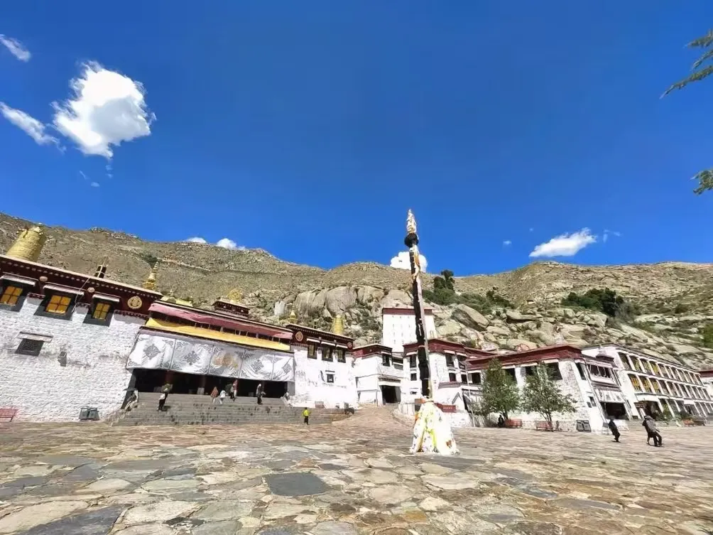 монастырем Сэра в Тибете