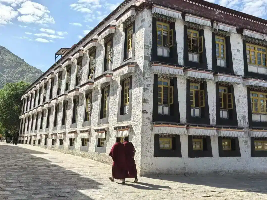 Библиотека сутр монастыря Сэра