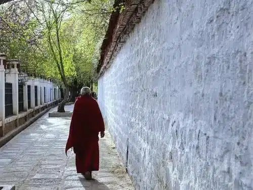 Путь для обхода монастыря Сэра