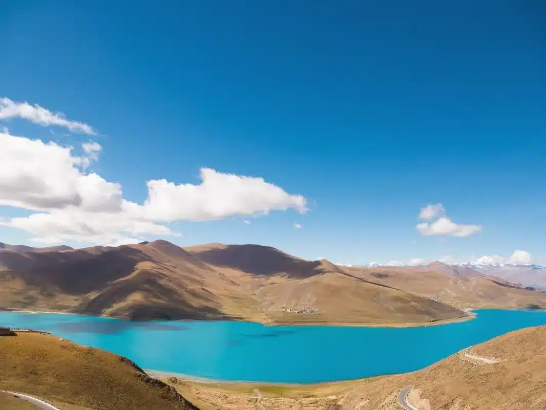 Пик Нинджин-Кангсар озера Ямдрок-Цо